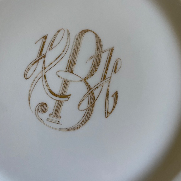 Six (6) fine white bone china plates (chargers) with 22K gold banding - Picture 8 of 13